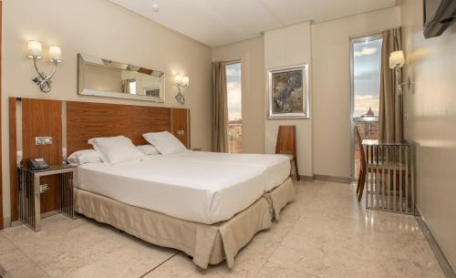 Postel nebo postele na pokoji v ubytování Gran Hotel Corona Sol
