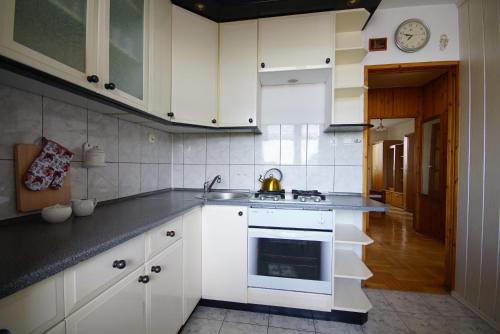 A kitchen or kitchenette at Apartament Starówka