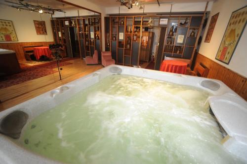 eine Whirlpool-Badewanne in der Mitte eines Zimmers in der Unterkunft Hotel Cimone in Riolunato