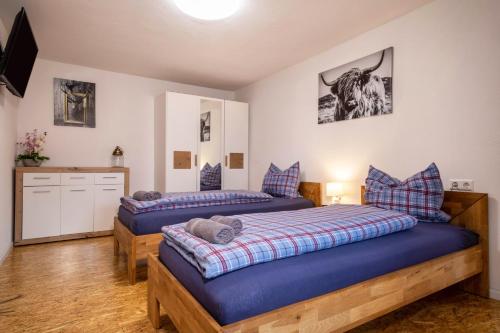 מיטה או מיטות בחדר ב-Ferienwohnung Ellenweiler bis 15 P