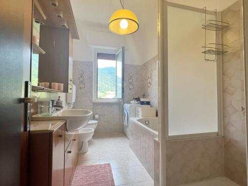ein Badezimmer mit zwei Waschbecken, einer Badewanne und einem WC in der Unterkunft Ca' du Tasci8 by Holiday World in Cogoleto