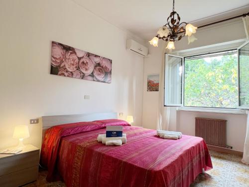 ein Schlafzimmer mit einem Bett und einem Laptop darauf in der Unterkunft Ca' du Tasci8 by Holiday World in Cogoleto