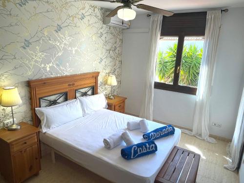 una camera da letto con un letto e due asciugamani di Arenda Pino Alto MASIA4 a Hospitalet de l'Infant