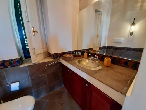 bagno con lavandino e specchio di RELAIS COUNTRY HOUSE - TERRACE on AEOLIAN ISLANDS ad Acquedolci