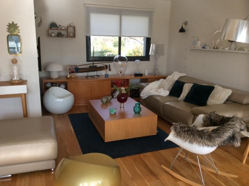 un salon avec un canapé et une table dans l'établissement Duplex 105 m2 vue mer, terrasse 30m2, à Mauguio