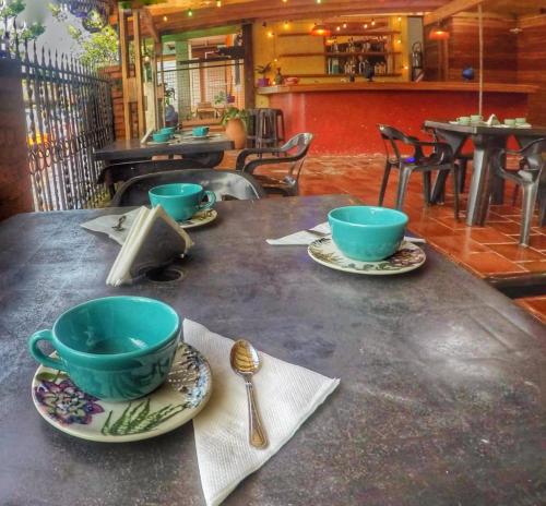un tavolo con due ciotole e cucchiai sopra di Cataratas Jazz Hostel a Puerto Iguazú