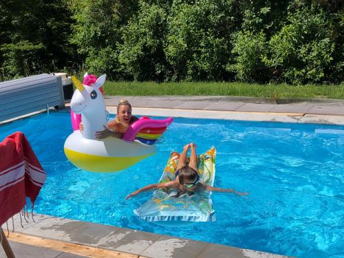 Deux filles sont dans une piscine le dans l'établissement Joly Saint Sauveur, à Villard-Saint-Sauveur