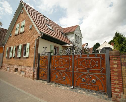 una casa con una puerta delante de una casa en Ferienhaus anno 1895, en Schaafheim