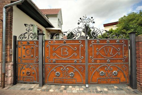 una puerta de hierro con una letra b en ella en Ferienhaus anno 1895, en Schaafheim