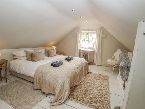 sypialnia z łóżkiem i oknem na poddaszu w obiekcie Jolls Cottage w mieście Horncastle