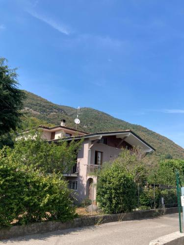 una casa con una colina al fondo en AL CLISI graziosa mansarda en Villanuova sul clisi