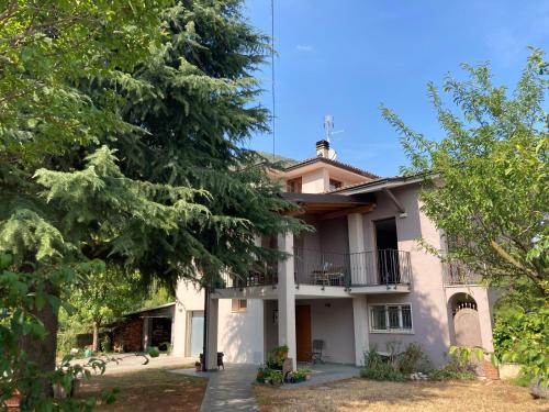 Großes weißes Haus mit Balkon in der Unterkunft AL CLISI graziosa mansarda in Villanuova sul clisi