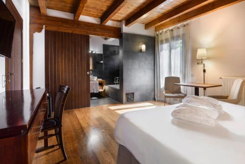 Кровать или кровати в номере Hotel Rural Iribarnia