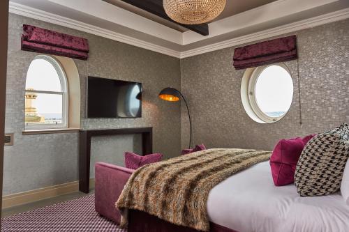 Habitación de hotel con cama y TV en Malmaison Dundee en Dundee