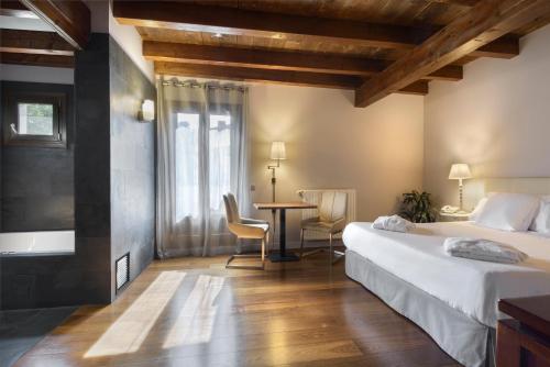 Кровать или кровати в номере Hotel Rural Iribarnia