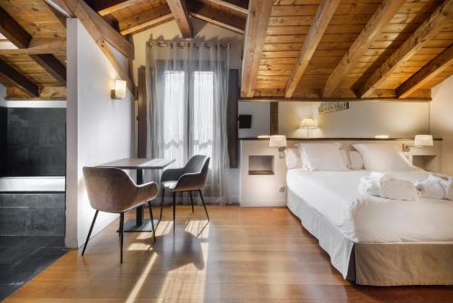 Кровать или кровати в номере Hotel Rural Iribarnia