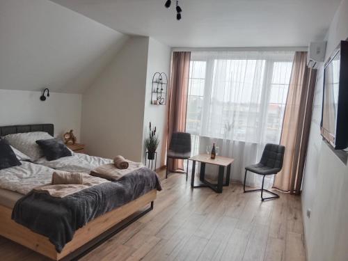 sypialnia z łóżkiem i stołem z krzesłami w obiekcie Pensjonat Mickiewicz w mieście Sandomierz