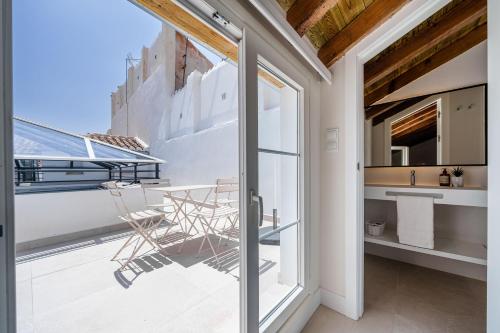 a room with a balcony with a sink and a mirror at Homely Málaga Mariblanca 17, Vegafuente Apartments in Málaga