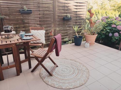 a patio with a table and a chair and a table at Ferienwohnung Schäfer mit direktem Zugang zum Garten in Windberg