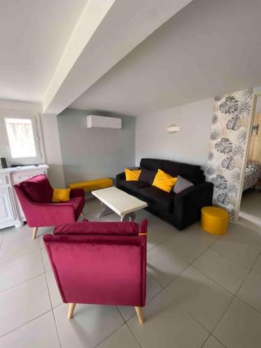 un salon avec un canapé et une table dans l'établissement APPARTEMENT T3 CAPBRETON SANTOCHA, à Capbreton