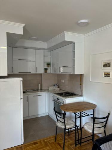 Una cocina o cocineta en Apartman ML