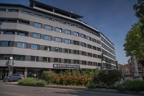 a large building with a hotel sign on it at Hotel Centrale in Mestre