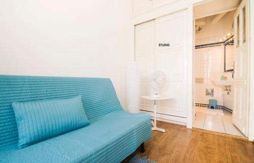 ブダペストにあるFriendly Apartment Oktogonの白い部屋の青いソファ(テーブル付)