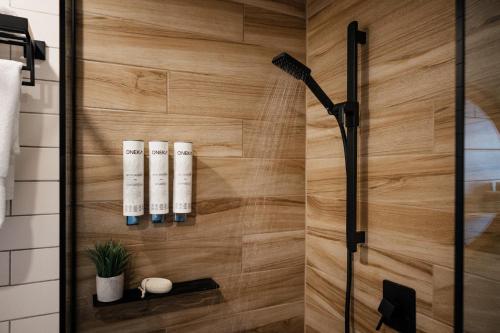 um chuveiro na casa de banho com uma parede de madeira em Les diamants de l'éternel em Saint-David-de-Falardeau