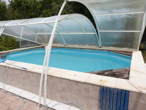ein Schwimmbad mit einer Abdeckung darüber in der Unterkunft CHEZ CLAUDINE ET PASCAL in Châlons-en-Champagne
