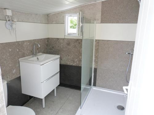 a bathroom with a toilet and a sink and a shower at CHEZ CLAUDINE ET PASCAL in Châlons-en-Champagne