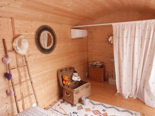 a room with a wooden cabin with a toilet at CHEZ CLAUDINE ET PASCAL in Châlons-en-Champagne