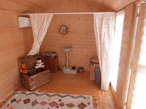 ein kleines Zimmer mit einem WC in einer Hütte in der Unterkunft CHEZ CLAUDINE ET PASCAL in Châlons-en-Champagne