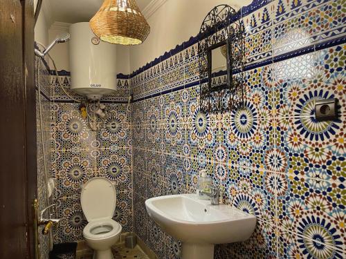 bagno con servizi igienici e lavandino di Tangier Kasbah Hostel a Tangeri