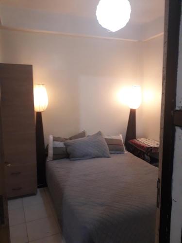 een slaapkamer met een bed met twee lampen erop bij Hobbiton in Agadir