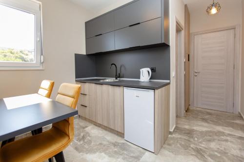 Una cocina o zona de cocina en Apartments Posejdon Lux