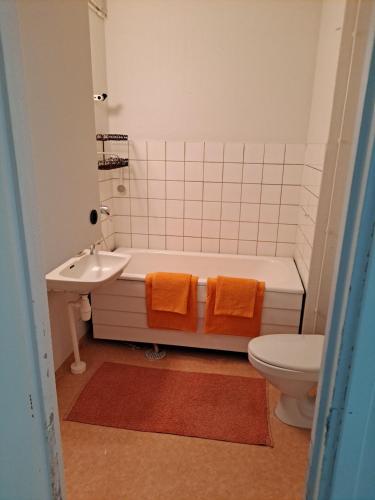 La salle de bains est pourvue d'une baignoire, d'un lavabo et de toilettes. dans l'établissement Kemiön saari, à Kemiönsaari