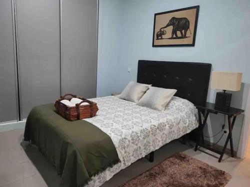 um quarto com uma cama com um cesto em APARTAMENTO PRIVADO CERCA DE IFEMA y AEROPUERTO em Madri