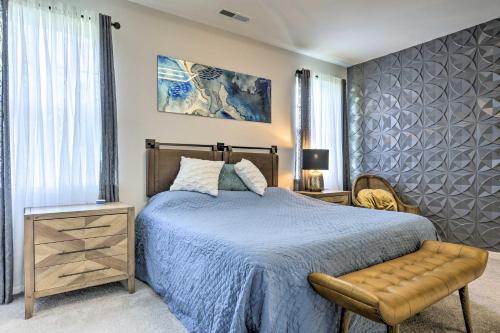 Postel nebo postele na pokoji v ubytování Tasteful Durham Townhome - 6 Mi to Downtown!