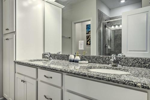 Koupelna v ubytování Tasteful Durham Townhome - 6 Mi to Downtown!