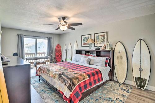 una camera da letto con letto e tavole da surf sul muro di New Smyrna Beach Townhome, Walk to Bay Access! a New Smyrna Beach