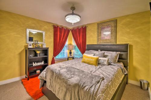 1 dormitorio con cama y ventana en Bright Chesapeake Home Near Shopping and Dining, en Chesapeake