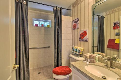 Ένα μπάνιο στο Bright Chesapeake Home Near Shopping and Dining