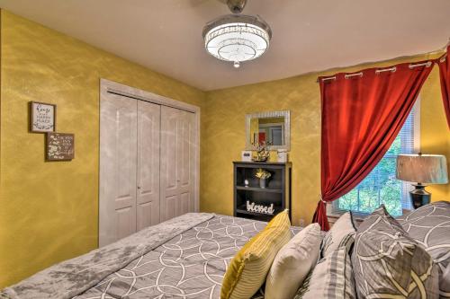 Ένα ή περισσότερα κρεβάτια σε δωμάτιο στο Bright Chesapeake Home Near Shopping and Dining