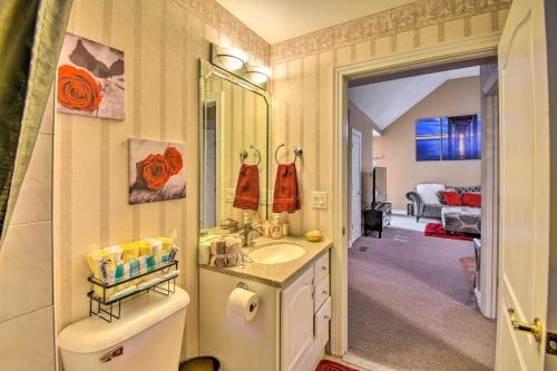 Ένα μπάνιο στο Bright Chesapeake Home Near Shopping and Dining