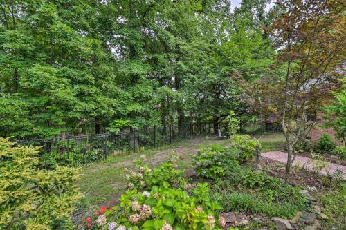 Κήπος έξω από το Bright Chesapeake Home Near Shopping and Dining