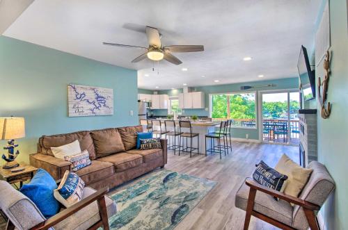 Χώρος καθιστικού στο Sunrise Beach Home with Boat Dock on the Ozarks