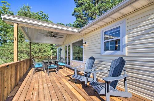 Μπαλκόνι ή βεράντα στο Sunrise Beach Home with Boat Dock on the Ozarks