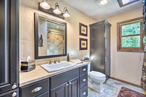 een badkamer met een wastafel en een toilet bij Quiet Lakeside Cabin Patio and Stunning Views! in Grantsburg