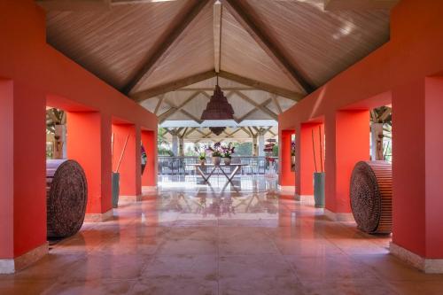 um corredor vazio com paredes cor de laranja e um tecto em Iberostar Selection Praia do Forte - All Inclusive em Praia do Forte