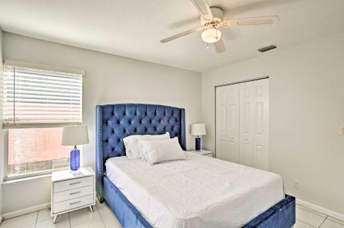 En eller flere senge i et værelse på Royal Palm Beach Retreat about 13 Mi to Beach!